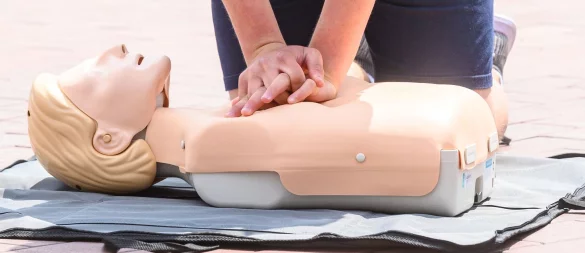 Bitte beherzt zudrücken: Einer Herzdruckmassage sollte man nicht zu zögerlich angehen. - © Armin Weigel/dpa-tmn