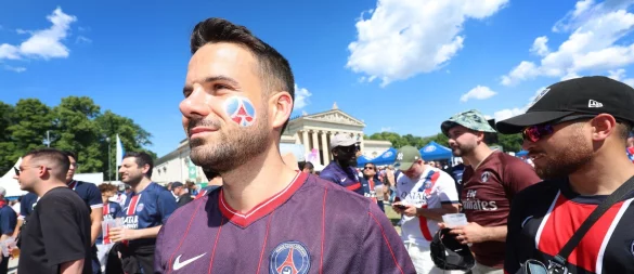 Tausende Fans sind zum Spiel angereist. - © Karl-Josef Hildenbrand/dpa