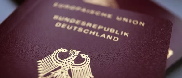 Wer einen deutschen Pass hat, kann auch noch andere haben: Eine mehrfache Staatsbürgerschaft ist möglich, verbunden damit sind Rechte und Pflichten. - © Karl-Josef Hildenbrand/dpa/dpa-tmn