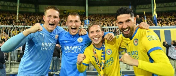 Kritisiert den eigenen Verein: Braunschweigs Sven Köhler (2. v.l.), zusammen mit Ron-Thorben Hoffmann, Lino Tempelmann und Fabio Kaufmann nach der erfolgreichen Relegation gegen den 1. FC Saarbrücken. - © Swen Pförtner/dpa