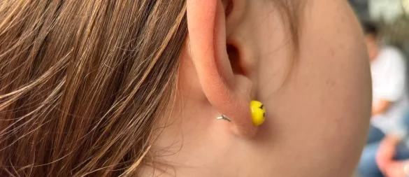 Die passenden Ohrstecker zum Outfit: Schmuck ist eine Möglichkeit, die eigene Persönlichkeit auszudrücken. - © Tom Nebe/dpa-tmn