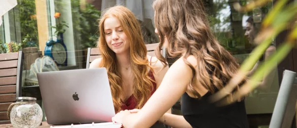 Ausbildung, Wohnung, Versicherungen: Im Rahmen der «Fokuswoche Ziele» bieten die Verbraucherzentralen bundesweit Schulabgängern Online-Vorträge an. - © Christin Klose/dpa-tmn