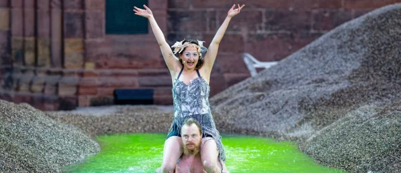 Die Schauspieler Lisa Natalie Arnold als Das Blatt (oben) und Eivin Nilsen Salthe (unten) baden bei einer Fotoprobe im stilisierten Drachenblut. (Archivfoto) - © Uwe Anspach/dpa