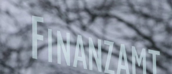 Zur Abgabe einer Steuererklärung verpflichtet? Dann kann das Finanzamt bei Fristversäumnis einen Verspätungszuschlag erheben. - © Bernd Weißbrod/dpa