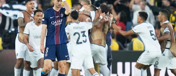 Paris Saint-Germain, hier mit Fabián Ruiz, verlor sensationell mit 0:1 gegen den brasilianischen Vertreter Botafogo. - © Gregory Bull/AP/dpa