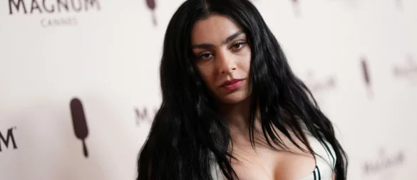 Nun verheiratet: Popstar Charli XCX. (Archivbild) - © Scott A Garfitt/Invision via AP/dpa