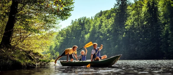 Erste Schläge für den Nachwuchs? Die Berounka ist ideales Terrain für Paddeleinsteiger - und familientauglich. - © Jan Kasl/Czech Tourism/dpa-tmn