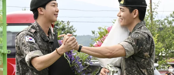 Die Sänger RM (l) und V der südkoreanischen Band BTS sind nach 18 Monaten aus dem Militärdienst entlassen worden. - © -/kyodo/dpa