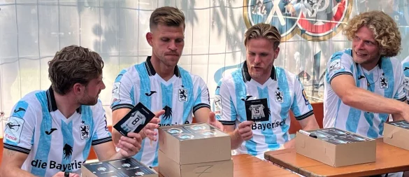 Florian Niederlechner (2.v.l.) und seine Mitspieler freuen sich auf die neue Saison. - © Christian Kunz/dpa