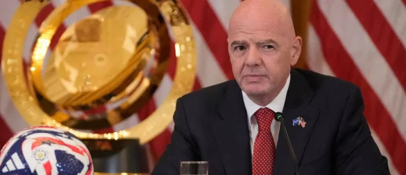Das FIFA-Council mit Präsident Gianni Infantino will Rassismus noch schärfer bestrafen. - © Mark Schiefelbein/AP/dpa
