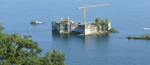 Die Festungsruine im nördlichen Teil des Lago Maggiore soll im Sommer als multimediales Museum für Touristen zugänglich sein. - © Roberto Maggioni/Maggioni Gretz GmbH/dpa-tmn