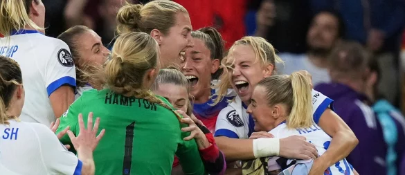 England feiert den EM-Titel. - © Alessandra Tarantino/AP/dpa