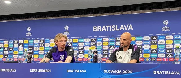 Nick Woltemade (l) freut sich auf das Finale - über den FC Bayern sagte er nichts. - © Christian Kunz/dpa