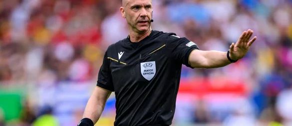 Pikante Ansetzung: Schiedsrichter Anthony Taylor pfeift das Viertelfinalspiel des FC Bayern gegen Paris Saint-Germain. - © Tom Weller/dpa