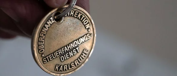 Müssen sich bei einer Durchsuchung ausweisen: Steuerfahnder. - © Marijan Murat/dpa/dpa-tmn