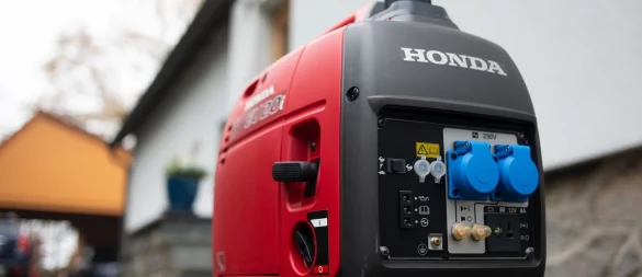 Wenn der Strom ausfällt, schaffen Powerbanks und Solarladegeräte kurzfristig Abhilfe – eine verlässlichere Notstromversorgung bieten jedoch tragbare Generatoren. - © Franziska Gabbert/dpa-tmn
