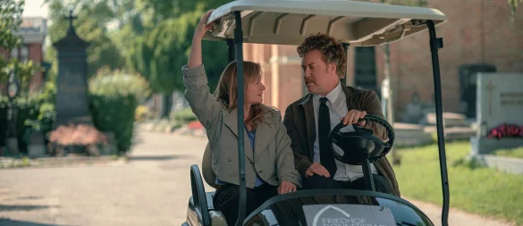 Ursula Fink (Julia Jentsch) und Heli Wondratschek (Nicholas Ofczarek) in einer Szene aus der ersten Staffel der Serie «Drunter und Drüber – Chaos auf dem Friedhof» (Prime Video). - © Amazon MGM Studios/Prime Video/dpa