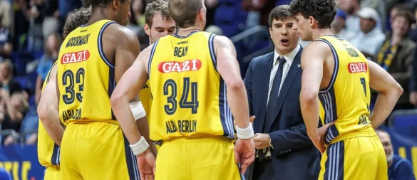 Trainer Calles führt sein Team doch noch in die Playoffs. - © Andreas Gora/dpa
