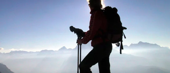 Gleißendes Sonnenlicht: Gerade beim Wandern und in der Höhe wird spezielle UV-Schutzkleidung auch Erwachsenen empfohlen. - © Wolfgang Kumm/dpa/dpa-tmn