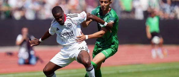Eintracht Frankfurt um Niels Nkounkou (l) steht in der zweiten Runde des DFB-Pokals. - © Thomas Frey/dpa