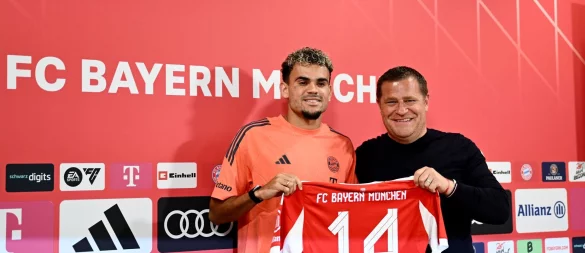 Neuzugang Luis Díaz (l) an der Seite von Bayern-Sportvorstand Max Eberl - © Harry Langer/dpa
