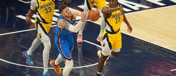 Auch das vierte Spiel war körperlich intensiv. - © Michael Conroy/AP/dpa