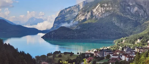 Der Lago Molveno liegt eingebettet zwischen den Brenta-Dolomiten und dem Paganella-Bergmassiv. - © Ute Müller/dpa-tmn