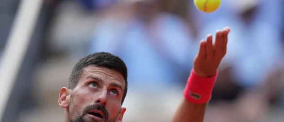 Novak Djokovic steht bei den French Open vor einem Duell mit Alexander Zverev. - © Thibault Camus/AP/dpa
