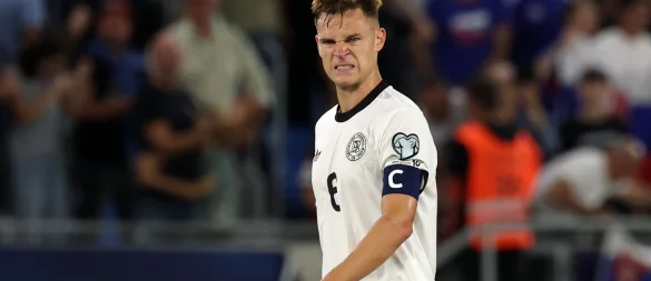 Die Miene sagt alles: Kapitän Joshua Kimmich nach dem Schlusspfiff. - © Christian Charisius/dpa