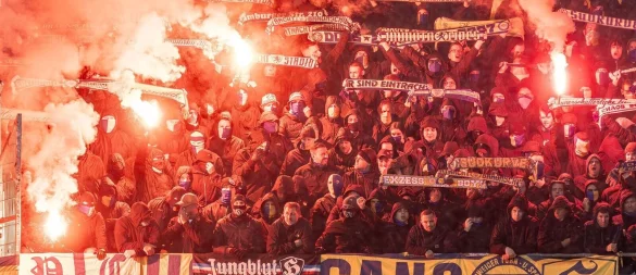 Die Innenminister nehmen die Fußballverbände für mehr Sicherheit in den Stadien in die Pflicht. - © Axel Heimken/dpa