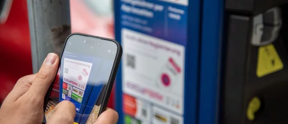 Gefahr per QR-Code: «Quishing» kann auch im öffentlichen Raum lauern. - © Nico Tapia/dpa-tmn