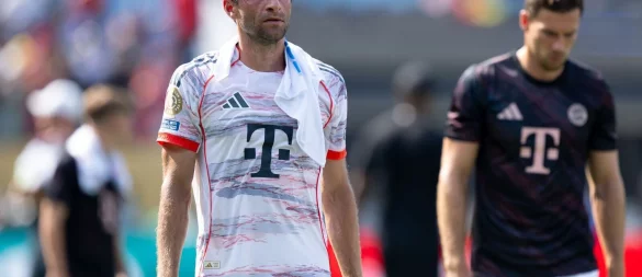Weiter geht\\\'s: Thomas Müller nach dem Spiel mit einem kühlenden Handtuch im Nacken. - © Sven Hoppe/dpa