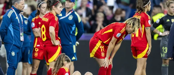 Spaniens Topspielerin Bonmati (Spielerin ganz links) konnte sich nach dem verlorenen EM-Finale mit einem persönlichen Preis trösten - © Michael Buholzer/KEYSTONE/dpa