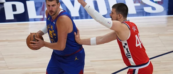 Nikola Jokic (l.) kam auf 16 Punkte. - © David Zalubowski/AP/dpa