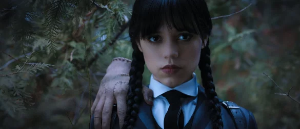 In der Serie studiert Wednesday Addams (Jenna Ortega) an der Nevermore-Akademie und entdeckt dort ihre Superkräfte. - © --/Netflix/dpa