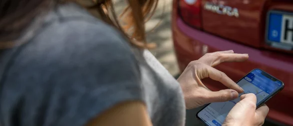 Vor der Fahrt aktivieren: Google Maps kann sogenannte Bluetooth-Beacons nutzen, um die Navigation vorübergehend auch ohne GPS-Signal zu gewährleisten. - © Christin Klose/dpa-tmn