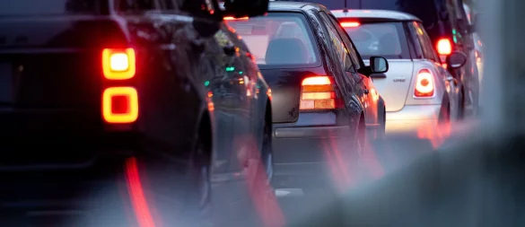 Fast eine Stunde Fahrt für 30 Kilometer - das nervt: Eine doppelte Haushaltsführung rechtfertigt ein anstrengender Arbeitsweg allerdings nicht automatisch. - © Marcel Kusch/dpa/dpa-tmn