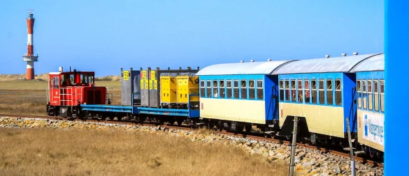 Gemächlich fährt Inselbahn über die Salzwiesen von Wangerooge. - © Bernd F. Meier/dpa-tmn