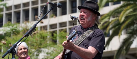 Der kanadische Sänger Neil Young. (Archivbild) - © Jae C. Hong/AP/dpa