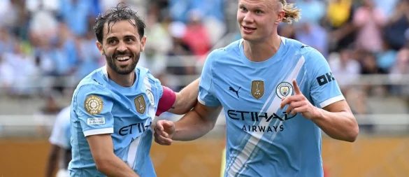 Erling Haaland (r) bejubelt sein Tor mit Teamkollege Bernardo Silva. - © Sven Hoppe/dpa