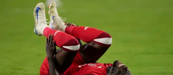 Alphonso Davies erholt sich derzeit von einer schweren Verletzung - © Pamela Smith/AP