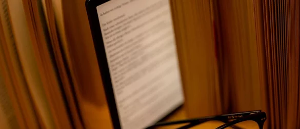 E-Books sind insgesamt deutlich umweltfreundlicher als klassische Bücher. Das geht aus einer Untersuchung der Stiftung Warentest hervor. - © Monika Skolimowska/dpa/dpa-tmn