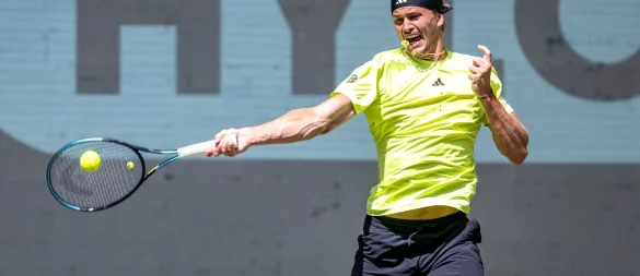 Alexander Zverev war nach einem Zwischenfall auf der Tribüne sofort zur Stelle. - © David Inderlied/dpa