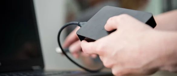 SSDs speichern Daten im Test deutlich schneller als USB-Sticks oder HDDs. - © Henrik Josef Boerger/dpa-tmn