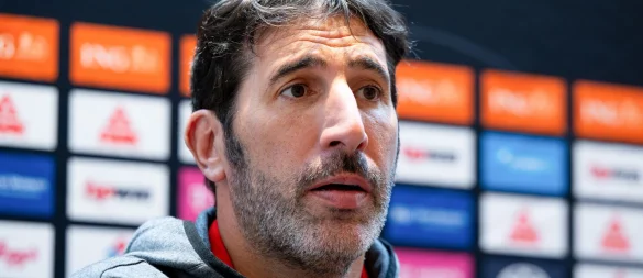 Bundestrainer Mumbru streicht den ersten Basketballer. - © Sven Hoppe/dpa