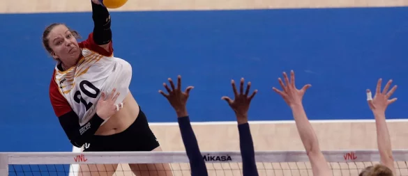 Die deutschen Volleyballerinnen um Diagonalangreiferin Lena Kindermann (l) mussten sich den Niederlanden geschlagen geben. - © Bruna Prado/AP/dpa