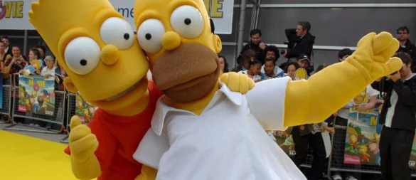 Als Homer und Bart Simpson verkleidete Schauspieler kommen 2007 in London zur Premiere des ersten Films «Die Simpsons». (Archivbild) - © Daniel Deme/epa/dpa