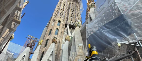 Auch nach mehr als 140 Jahre nach der Grundsteinlegung ist die Sagrada Familia noch eine große Baustelle. In etwa zehn Jahren könnte die Basilika fertig sein. - © Jan-Uwe Ronneburger/dpa