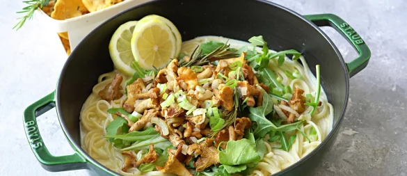 Leicht, fein, wunderbar aromatisch: Diese Pasta bringt Sommerfrische mit Zitronen und den Waldduft von Pfifferlingen gekonnt zusammen. - © Mareike Pucka/biskuitwerkstatt.de/dpa-tmn