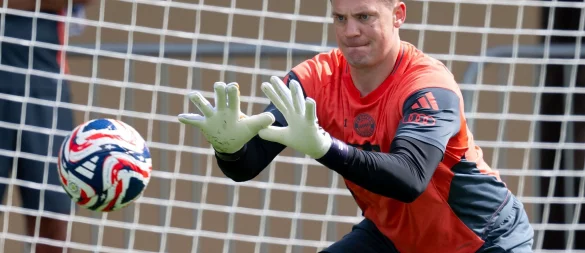Voller Fokus auf den Ball und Paris Saint-Germain: Manuel Neuer. - © Sven Hoppe/dpa